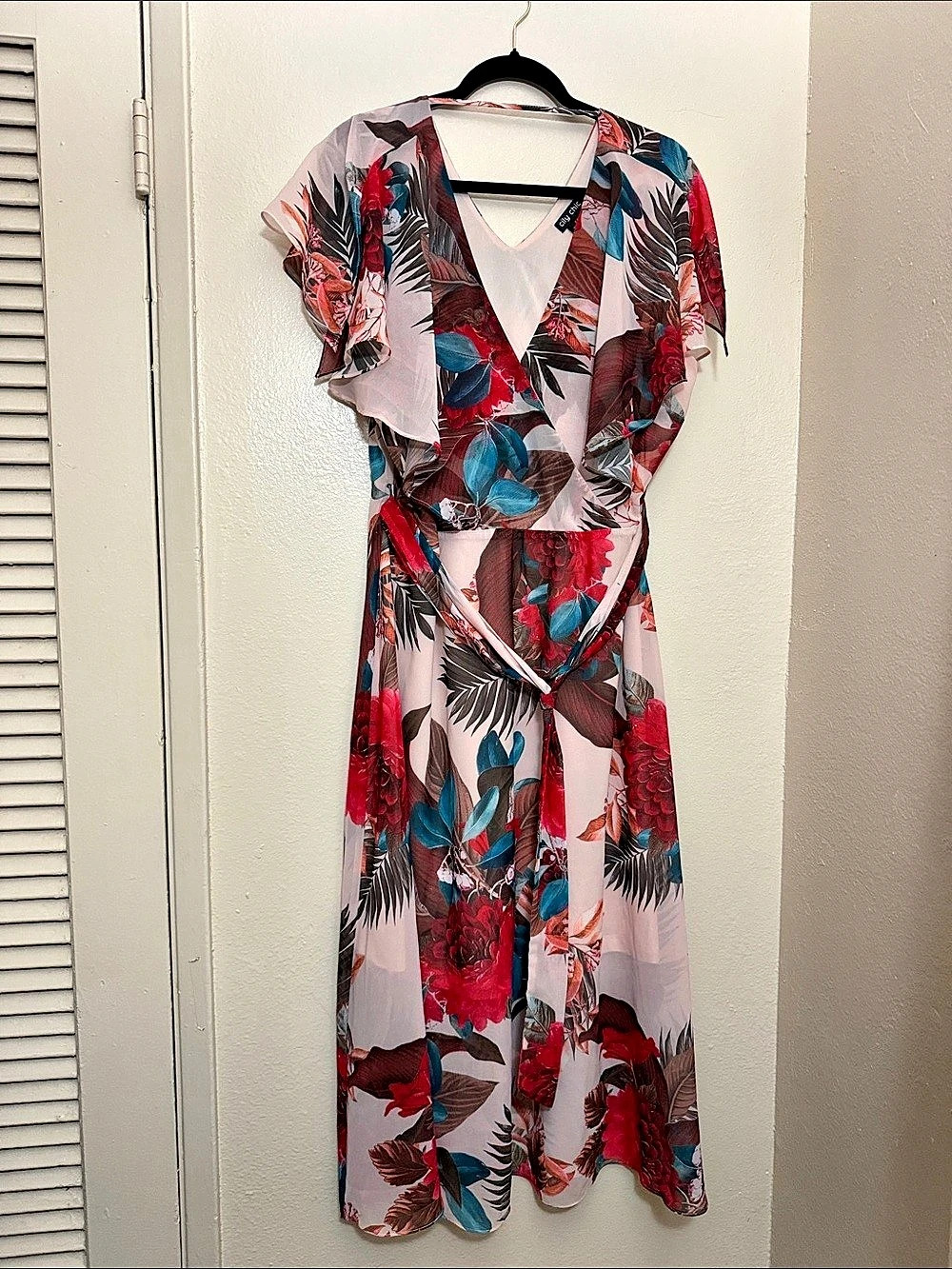 City Chic Sophisticated & Sassy Floral Maxi Flutter Sleeve Dress Size S/16